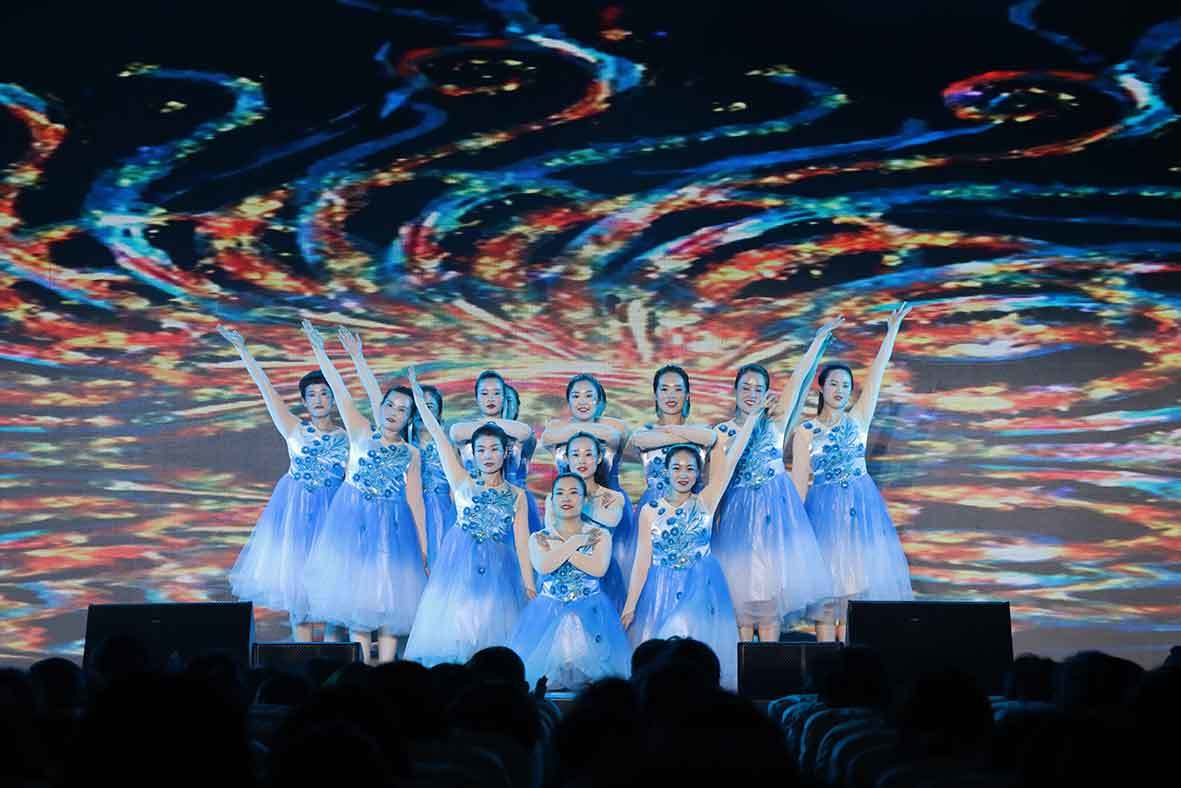 “同舟共濟謀發(fā)展，中和共赢創未來”——建業百貨二十周年慶典